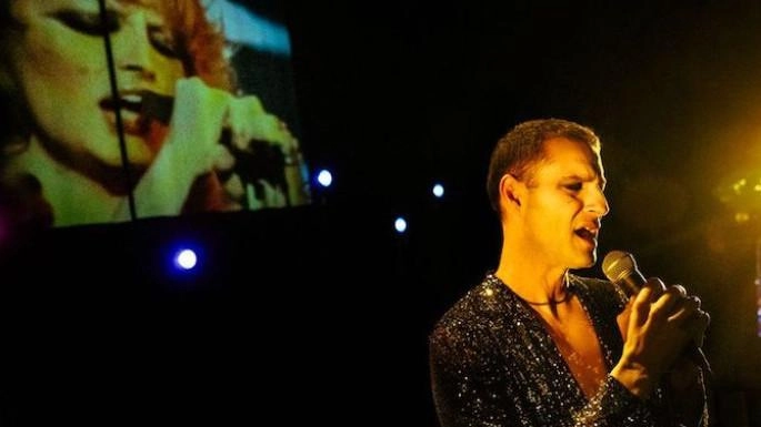 Tindaro Granata in ’Vorrei una voce’ con le canzoni di Mina dal concerto alla Bussola