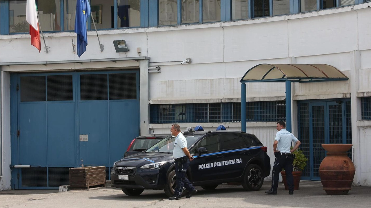 Agenti di polizia penitenziaria davanti al carcere di Sollicciano Agenti di polizia penitenziaria davanti al carcere di Sollicciano