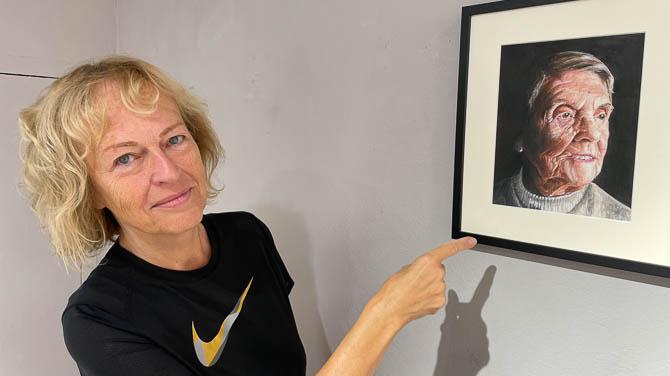 https://www.lanazione.it/image-service/view/acePublic/alias/contentid/Mzk3ZDVkYTgtMGYwYy00/0/petra-wend-inaugura-portraits-3-mostra-aperta-alla-galleria-di-barga.jpeg?f=16:9&w=1200&h=630