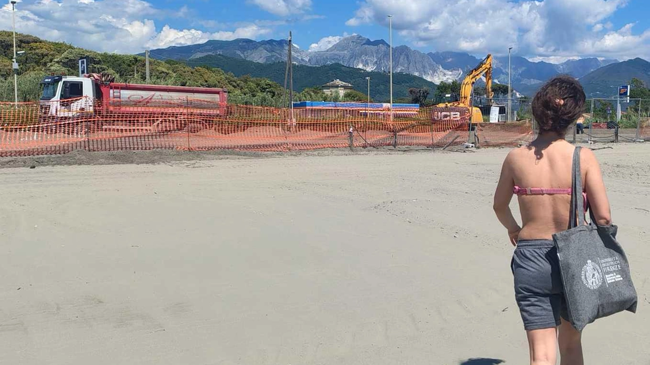 La spiaggia libera di Marinella e, sullo sfondo, il cantiere sul retrospiaggia. In questi giorni è stato ordinato lo stop all’accesso per i lavori di pulizia dell’arenile La spiaggia libera di Marinella e, sullo sfondo, il cantiere sul retrospiaggia. In questi giorni è stato ordinato lo stop all’accesso per i lavori di pulizia dell’arenile