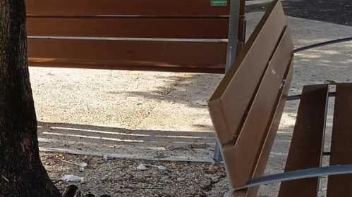 Luci sul ‘triangolone’ dove la sporcizia è diventata quotidianità "Quando c’era il parcheggio, la situazione non era così drammatica".