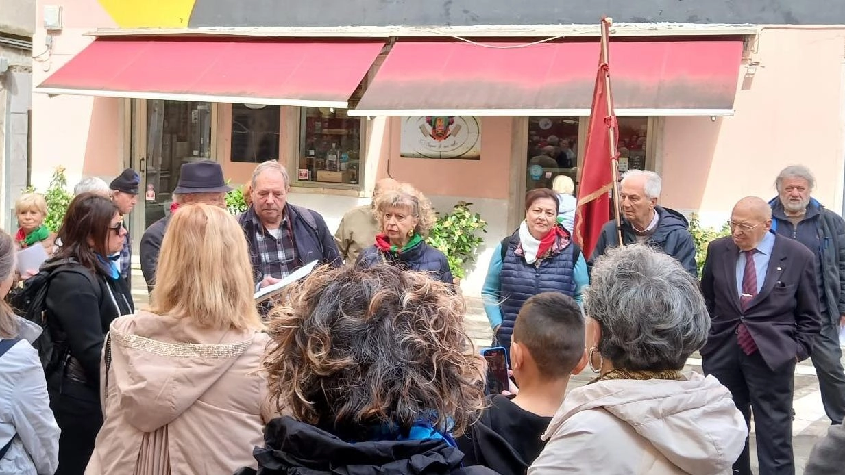 In piazza delle Erbe a Carrara, uno dei luoghi simbolo della Resistenza apuana al nazifascimo L’Anpi insieme alla Consulta anziani
