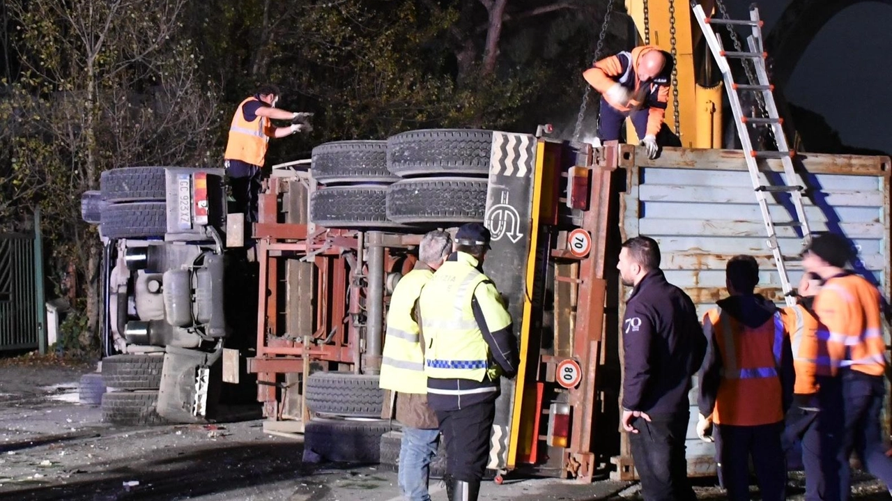 Un uomo è morto e il traffico è stato paralizzato per parecchio tempo da Avenza fino all’Aurelia