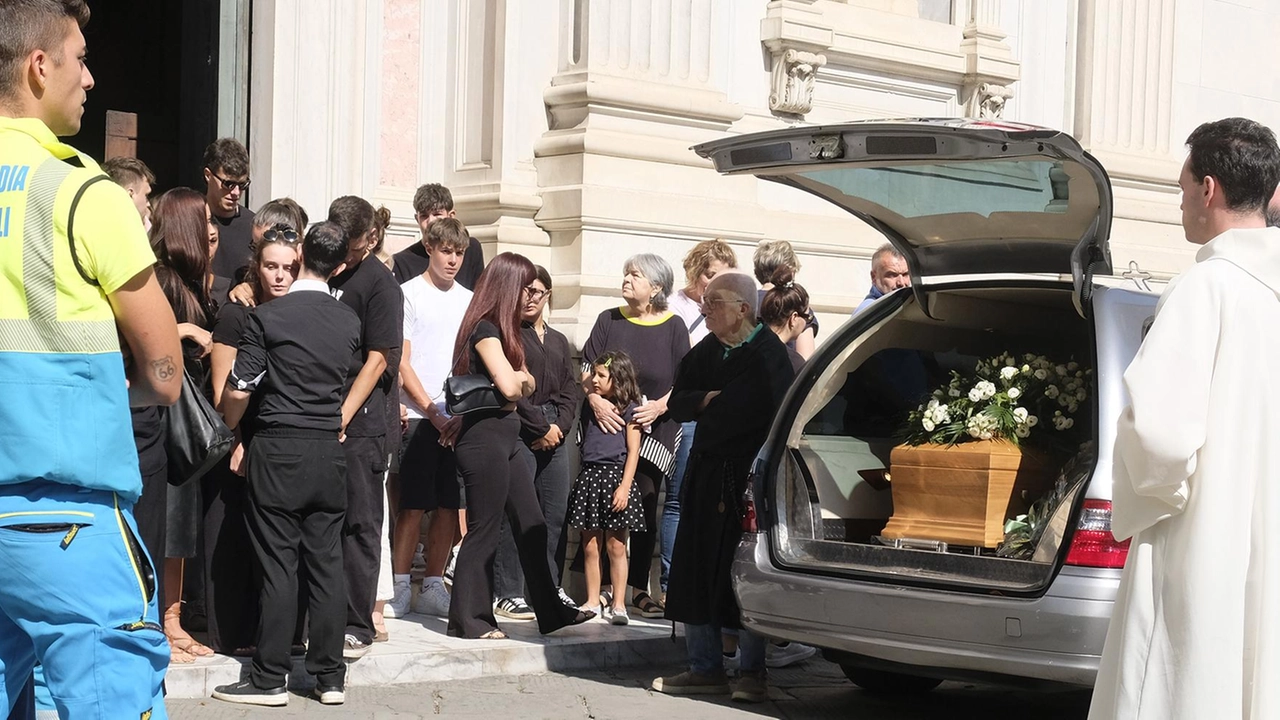 Strazio e commozione ai funerali di Bertolini, che ha perso la vita a 24 anni. Il vescovo: "Prego con voi" Strazio e commozione ai funerali di Bertolini, che ha perso la vita a 24 anni. Il vescovo: "Prego con voi"