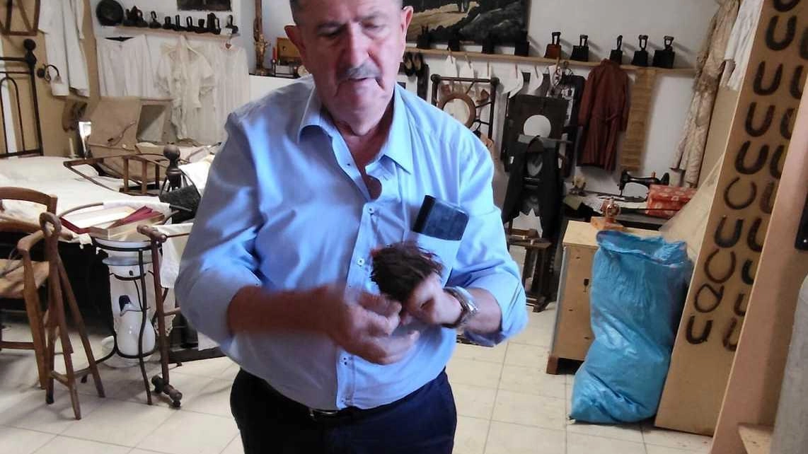 Ulderico Fortini nel suo museo con uno degli oggetti della collezione che ha realizzato nel corso di molti anni Il suo desiderio è che la raccolta possa avere un futuro Ulderico Fortini nel suo museo con uno degli oggetti della collezione che ha realizzato nel corso di molti anni Il suo desiderio è che la raccolta possa avere un futuro