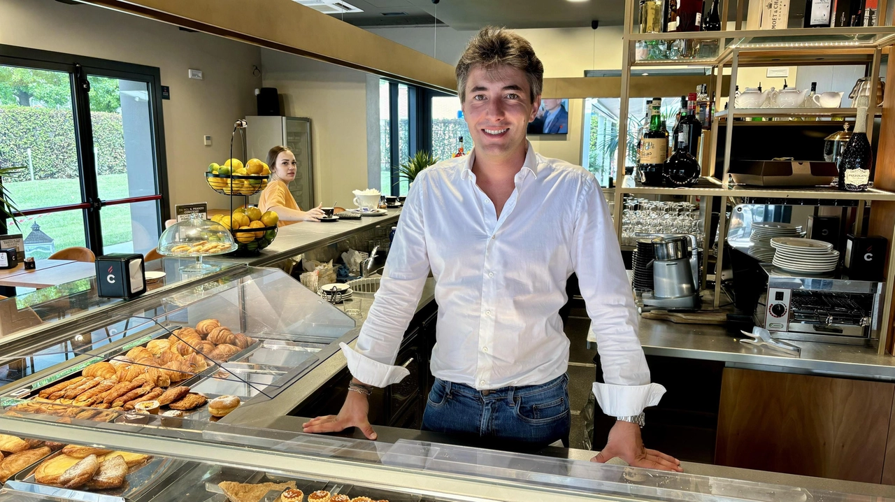 Mickey Condelli al bancone del rinnovato bar Fantozzi Mickey Condelli al bancone del rinnovato bar Fantozzi