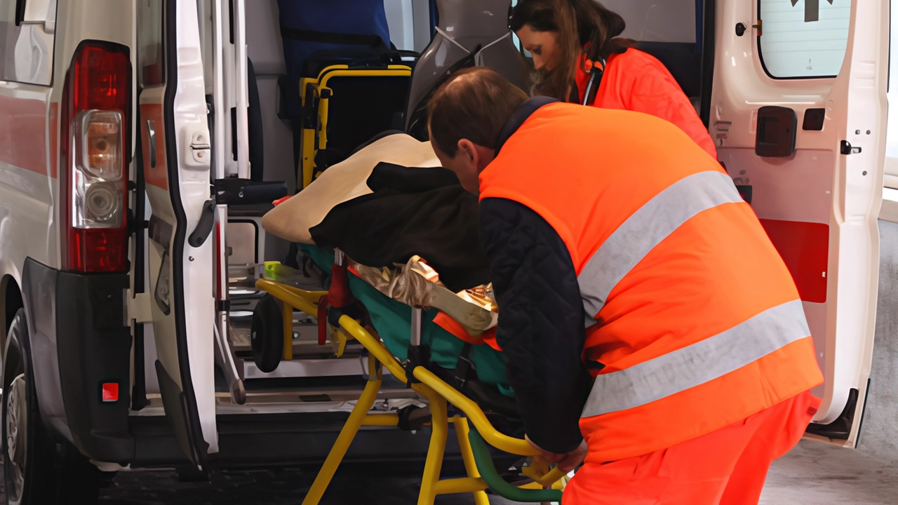 Un paziente mentre viene. trasportato sopra una barella su un’ambulanza (. foto d’archivio Un paziente mentre viene. trasportato sopra una barella su un’ambulanza (. foto d’archivio