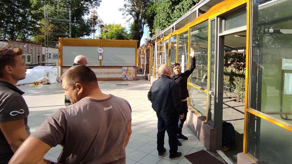 Il vecchio «Pallaio» di San Giovanni tornerà a splendere di luce propria, da ieri operai al lavoro per scongiurare la. chiusura del luogo di ritrovo Il vecchio «Pallaio» di San Giovanni tornerà a splendere di luce propria, da ieri operai al lavoro per scongiurare la. chiusura del luogo di ritrovo