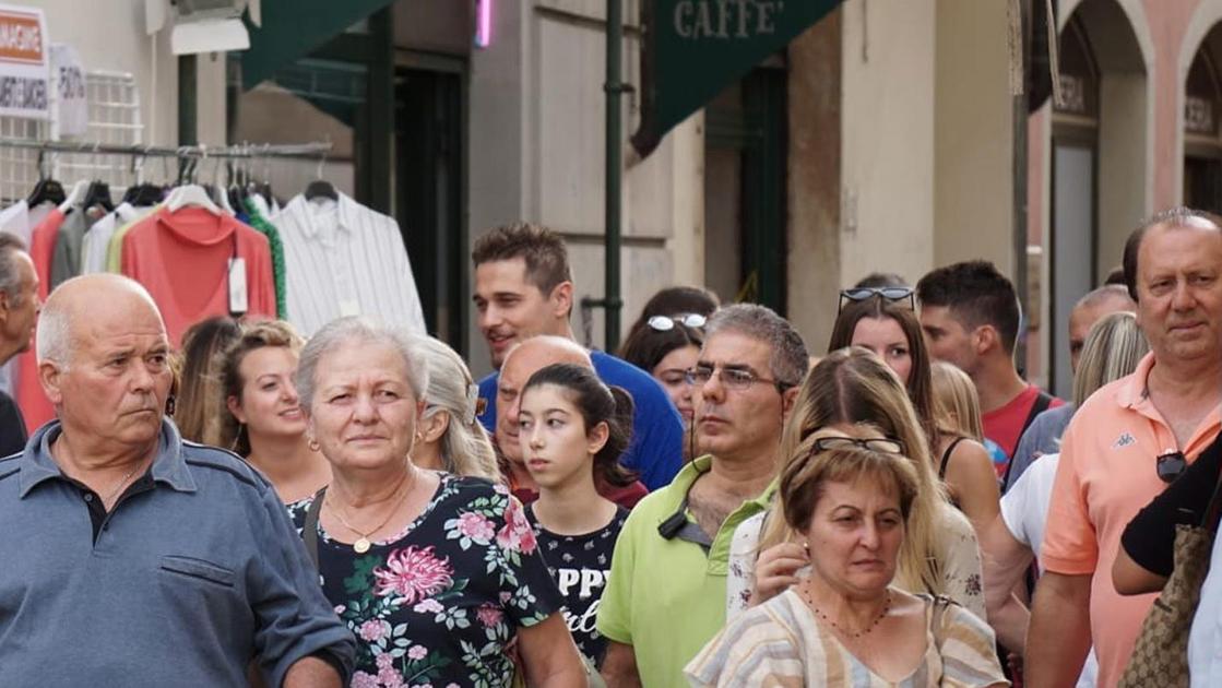 https://www.lanazione.it/image-service/view/acePublic/alias/contentid/MzkwNDkwMTUtOGUwYi00/0/via-roma-cambia-abito-fuori-le-auto-dal-centro-avanti-botteghe-e-verde.jpeg?f=16:9&w=1200&h=630
