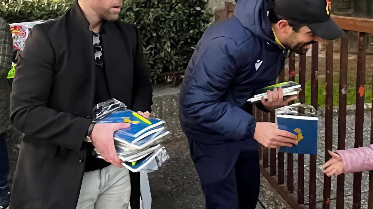 Alcuni rappresentanti del consiglio amministrativo del Capraia Fc all’uscita delle elementari per donare piccoli doni ai bambini Alcuni rappresentanti del consiglio amministrativo del Capraia Fc all’uscita delle elementari per donare piccoli doni ai bambini
