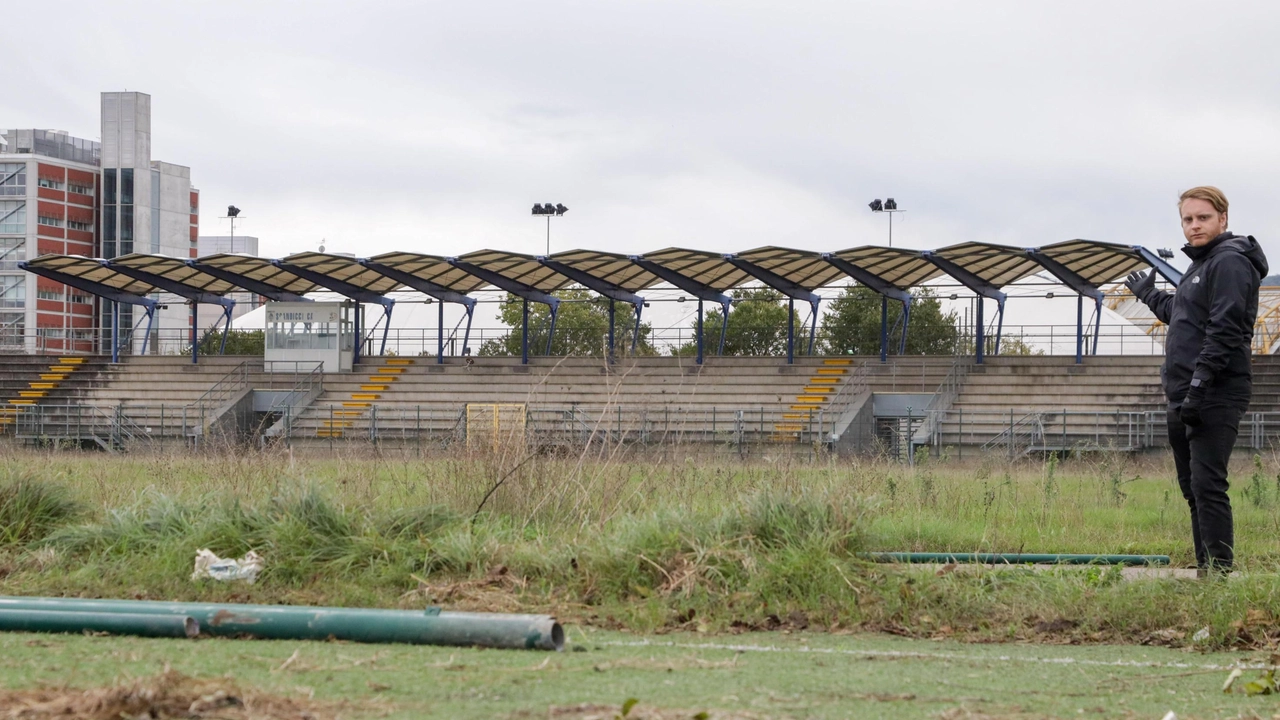 Quel che rimane dello stadio Turri: andranno giù anche le gradinate Quel che rimane dello stadio Turri: andranno giù anche le gradinate