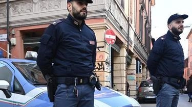 Quando ha visto l’auto della Polizia, la squadra Volante, che gli ha intimato l’alt, prima ha fatto finta di fermarsi...