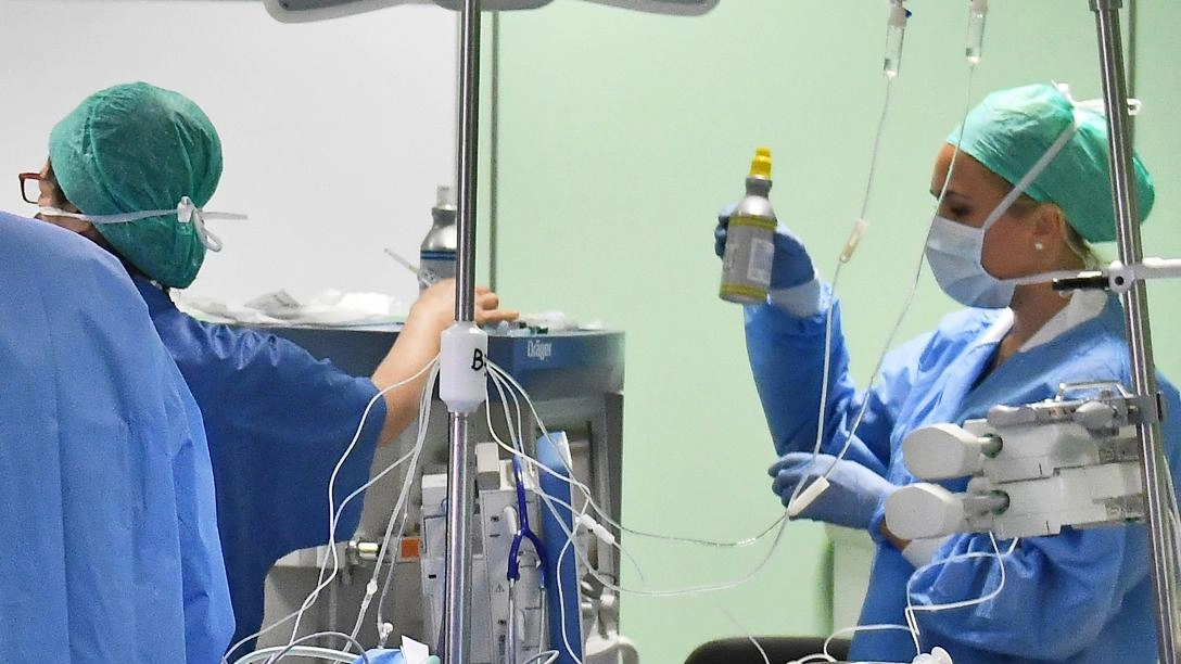 Medici impegnati in una sala operatoria. (foto di repertorio)