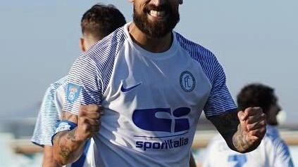 Simone Simeri esulta dopo un gol con la maglia della Folgore Caratese. L’attaccante napoletano ha giocato solo nove gare complici alcuni infortuni Simone Simeri esulta dopo un gol con la maglia della Folgore Caratese. L’attaccante napoletano ha giocato solo nove gare complici alcuni infortuni