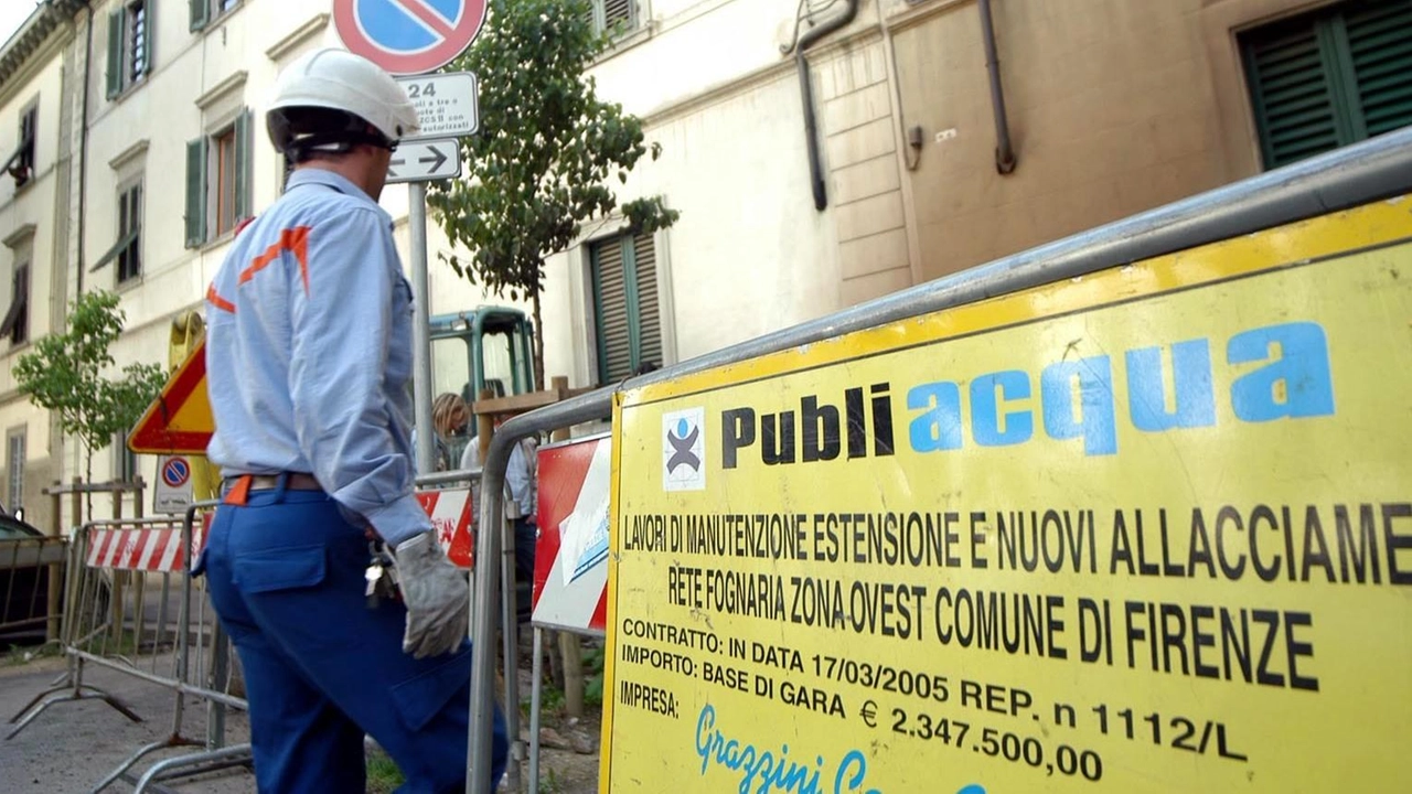 Nell’immagine d’archivio un cantiere di Publiacqua sulla rete idrica