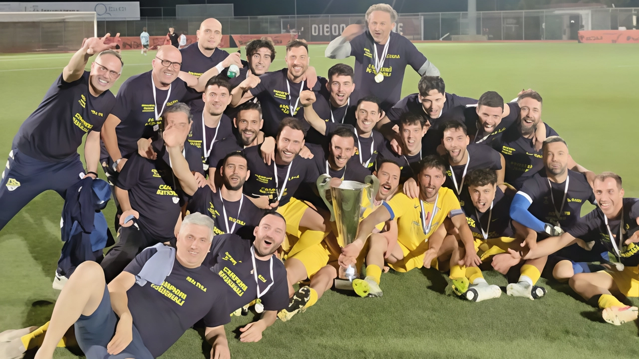 Il Real Isola festeggia con la coppa di campione regionale. conquistata a Pontedera Il Real Isola festeggia con la coppa di campione regionale. conquistata a Pontedera