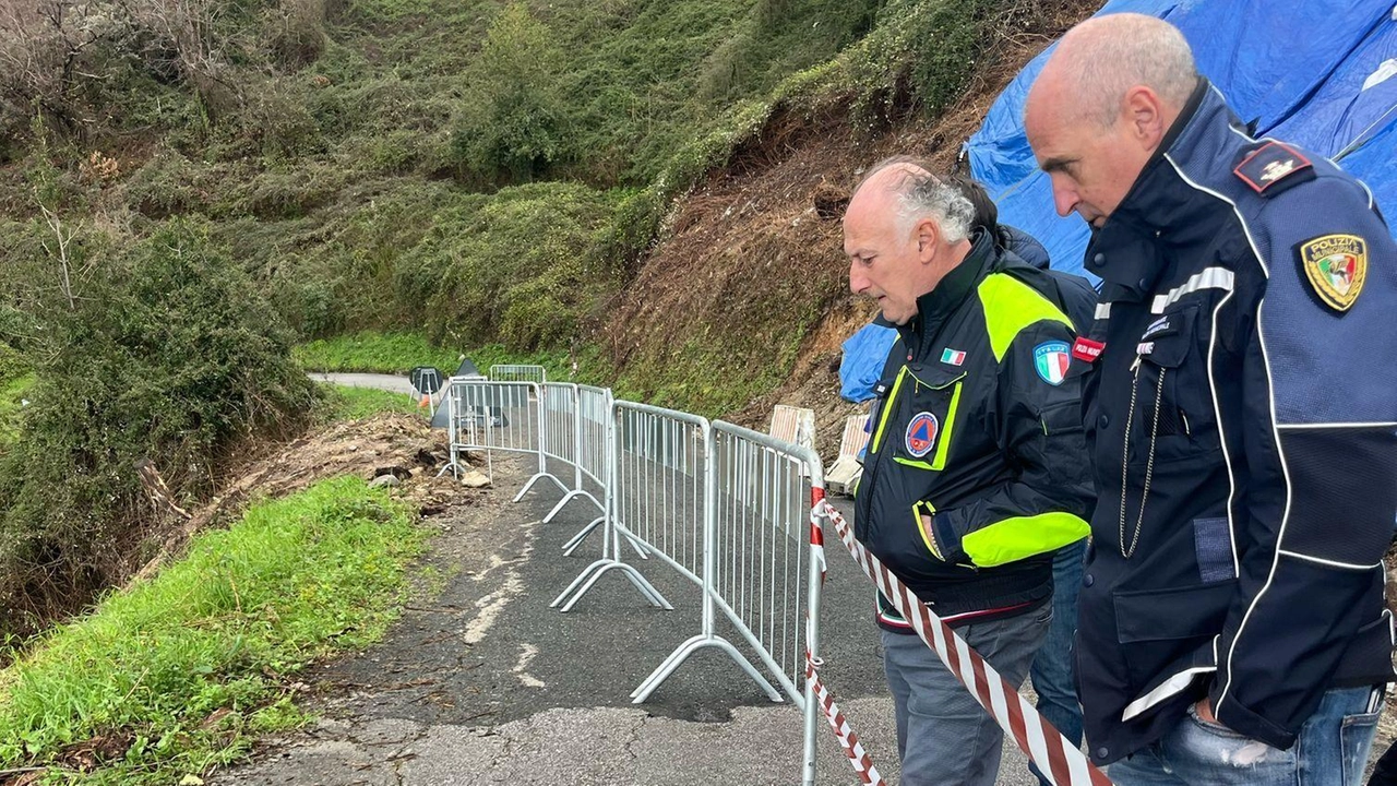 Il sindaco. Lorenzetti con i tecnici del Comune, a sinistra la frana sopra Montignoso Il sindaco. Lorenzetti con i tecnici del Comune, a sinistra la frana sopra Montignoso
