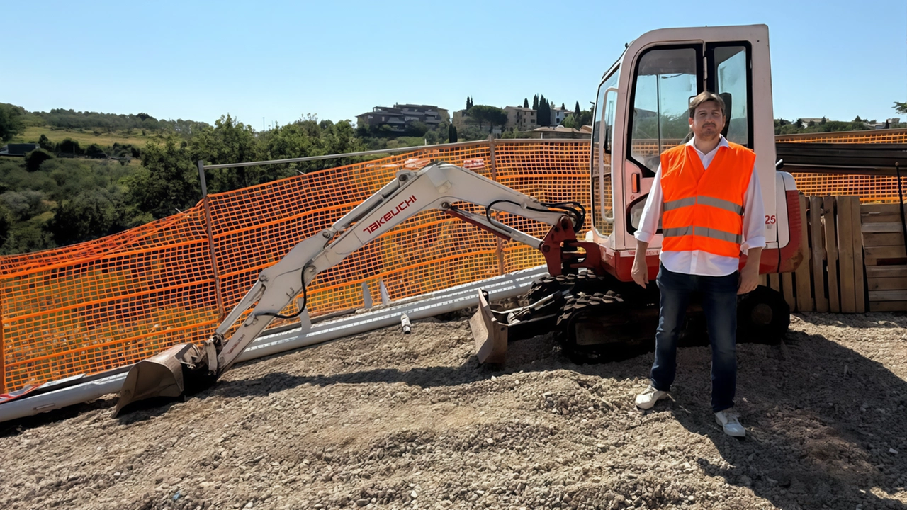 Il sindaco Roberto Ciappi al cantiere Il sindaco Roberto Ciappi al cantiere