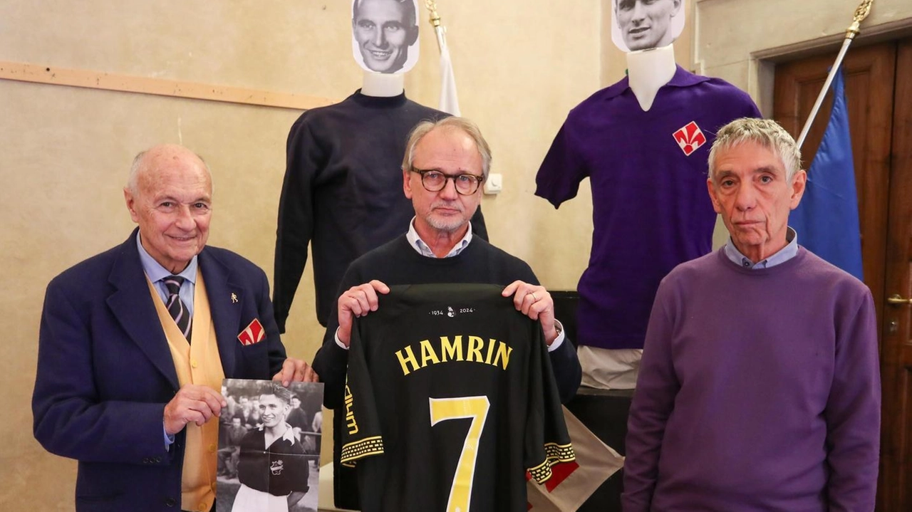 Piero Hamrin tra Marco Vichi e Massimo Cervelli, autori del docufilm. In alto, la sala Piero Hamrin tra Marco Vichi e Massimo Cervelli, autori del docufilm. In alto, la sala