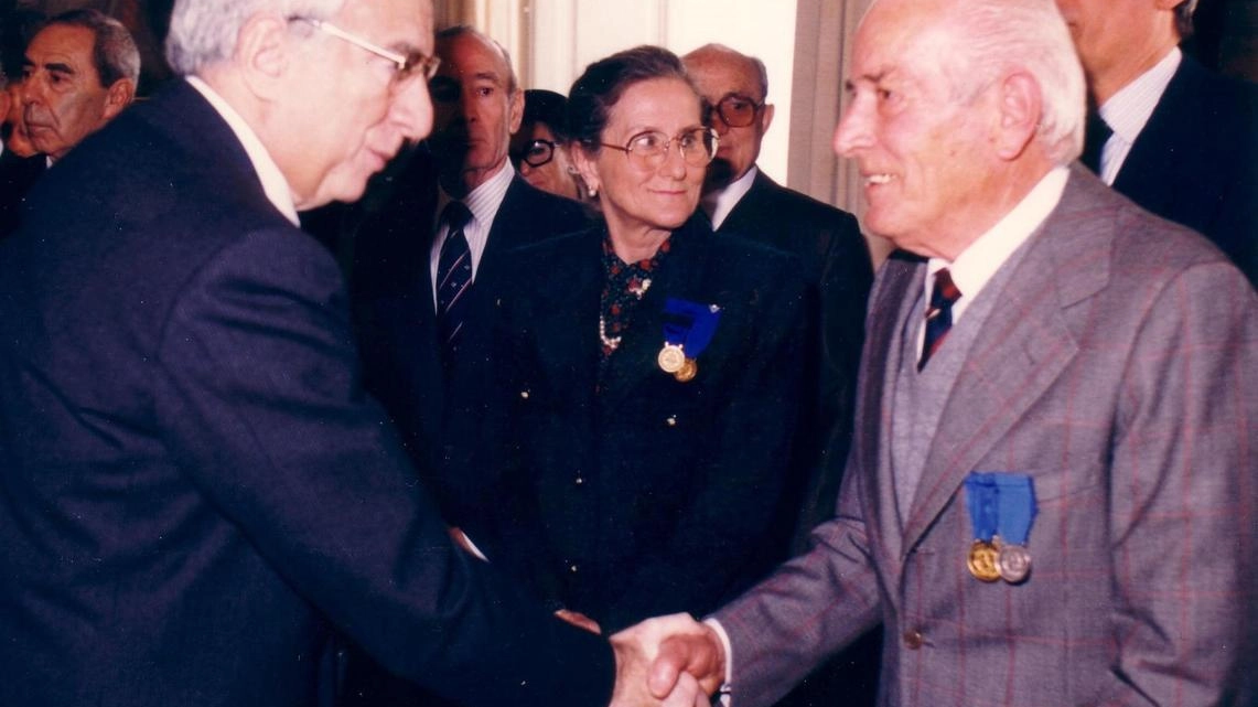 Umberto Dianda, Medaglia d’Oro e Medaglia d’Argento al Valore Militar. e, con l’allora presidente della Repubblica Francesco Cossiga Umberto Dianda, Medaglia d’Oro e Medaglia d’Argento al Valore Militar. e, con l’allora presidente della Repubblica Francesco Cossiga