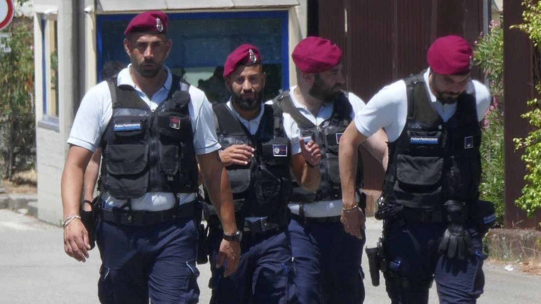 Un momento della maxi operazione alla Dogaia. In basso, Emilio Santoro Un momento della maxi operazione alla Dogaia. In basso, Emilio Santoro