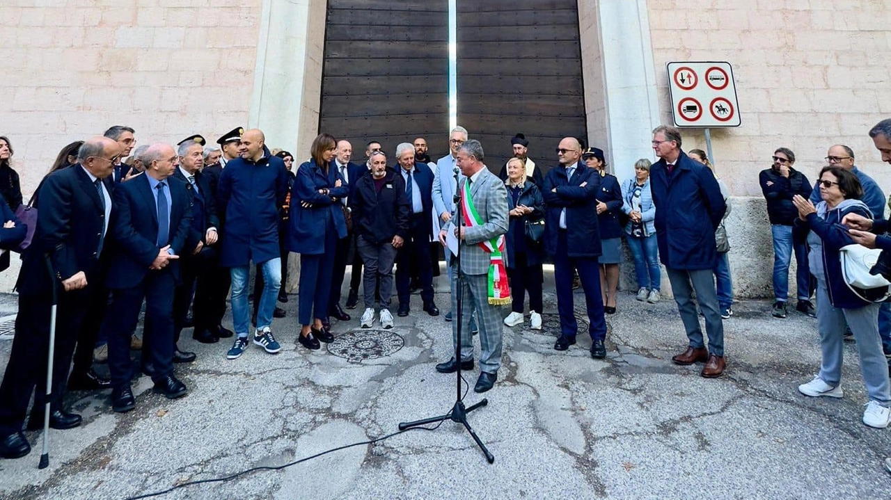 A otto anni dal sisma che devastò tutto, la città riacquista l’ingresso al centro storico. L’ingegnere progettista: "Operazione grandiosa realizzata in condizioni difficilissime". A otto anni dal sisma che devastò tutto, la città riacquista l’ingresso al centro storico. L’ingegnere progettista: "Operazione grandiosa realizzata in condizioni difficilissime".