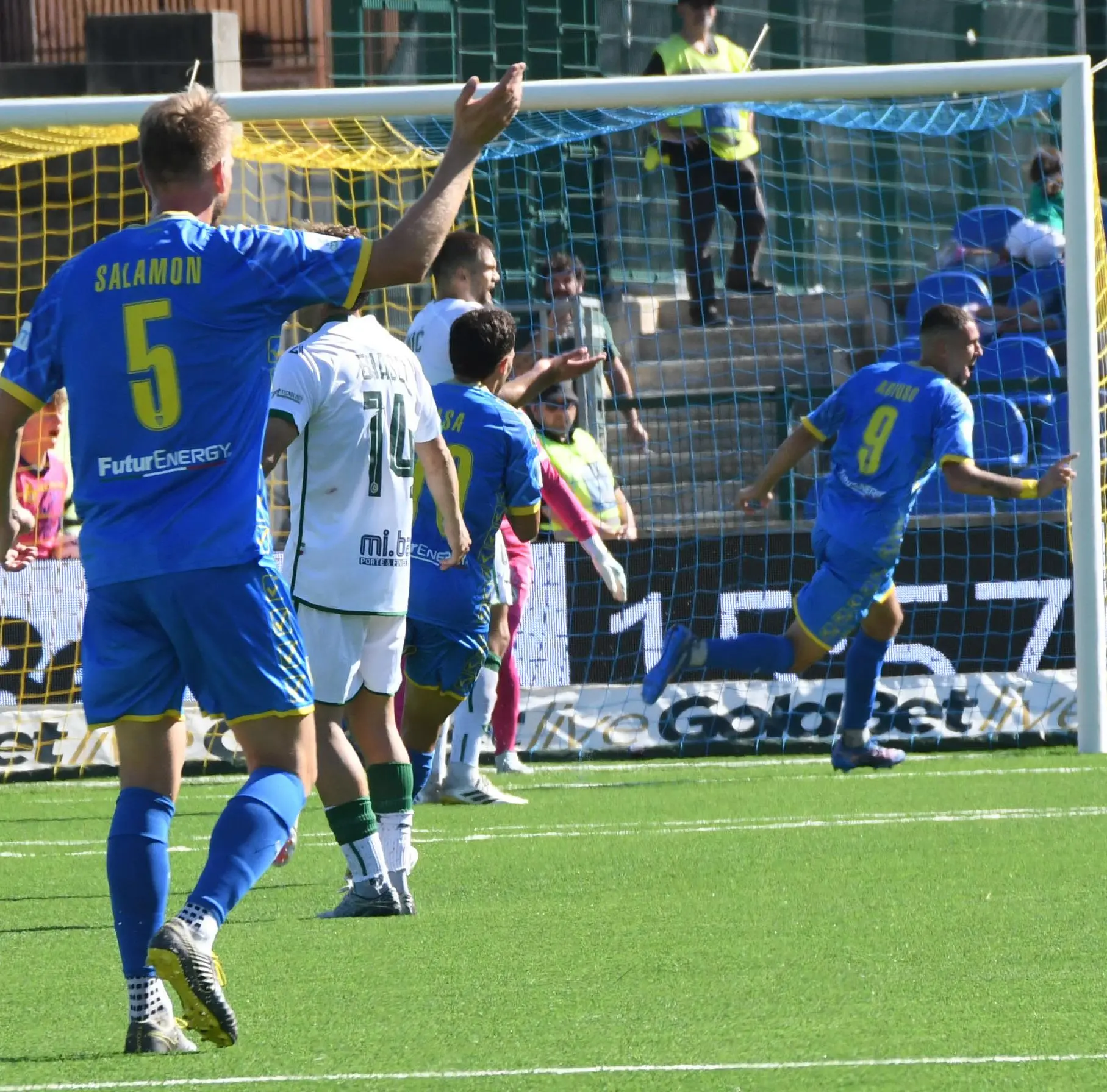 Carrarese Tracollo allo stadio dei Marmi. Ko con un Avellino in inferiorità numerica