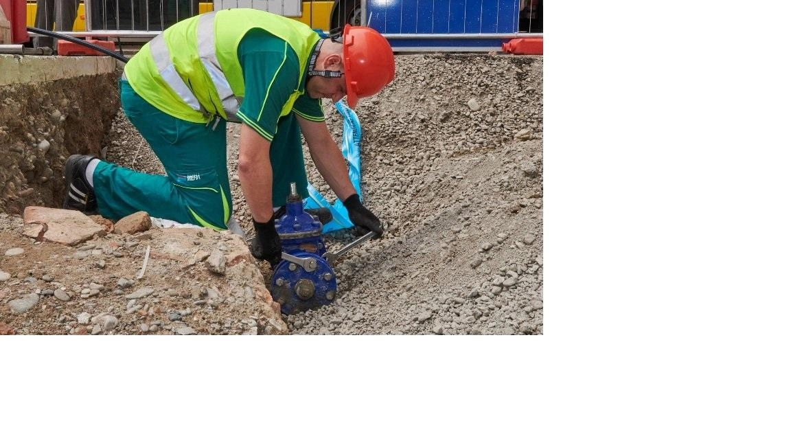 Un cantiere di lavori per l’acquedotto. Per consentire l’intervento, il Comune di Montemurlo ha disposto. provvedimenti di viabilità con restringimento di via Bisenzio