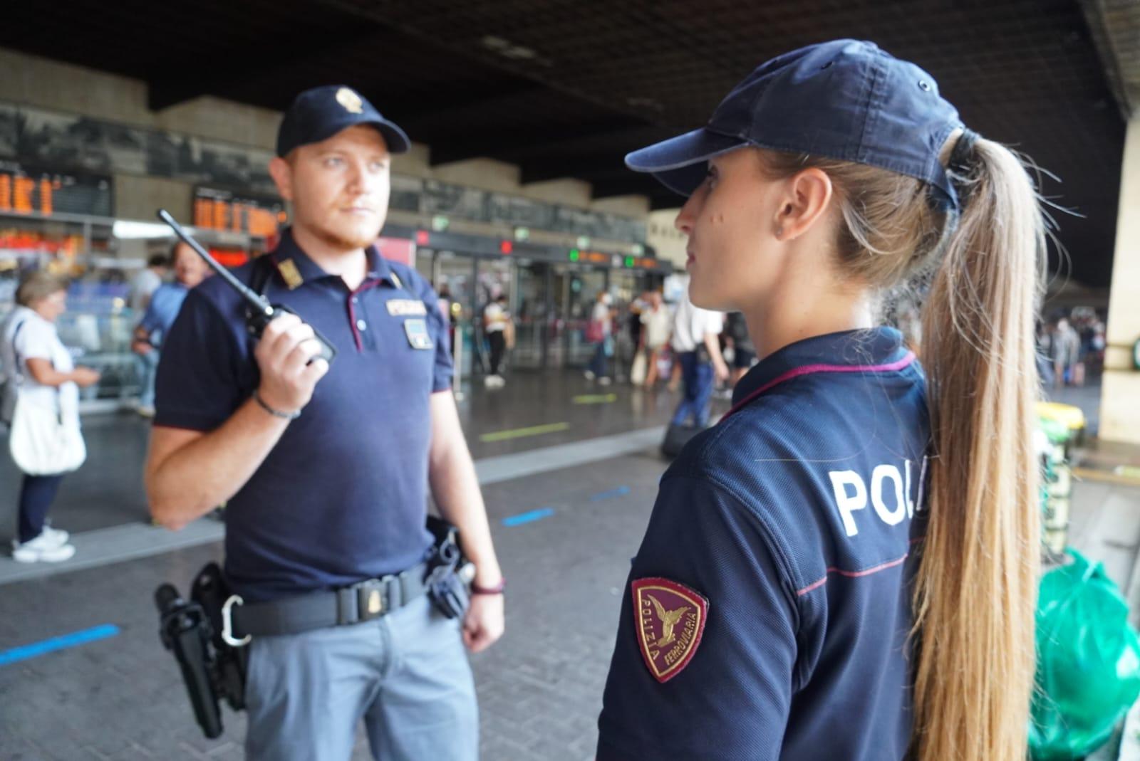panico per due commesse a firenze minacciate con le forbici