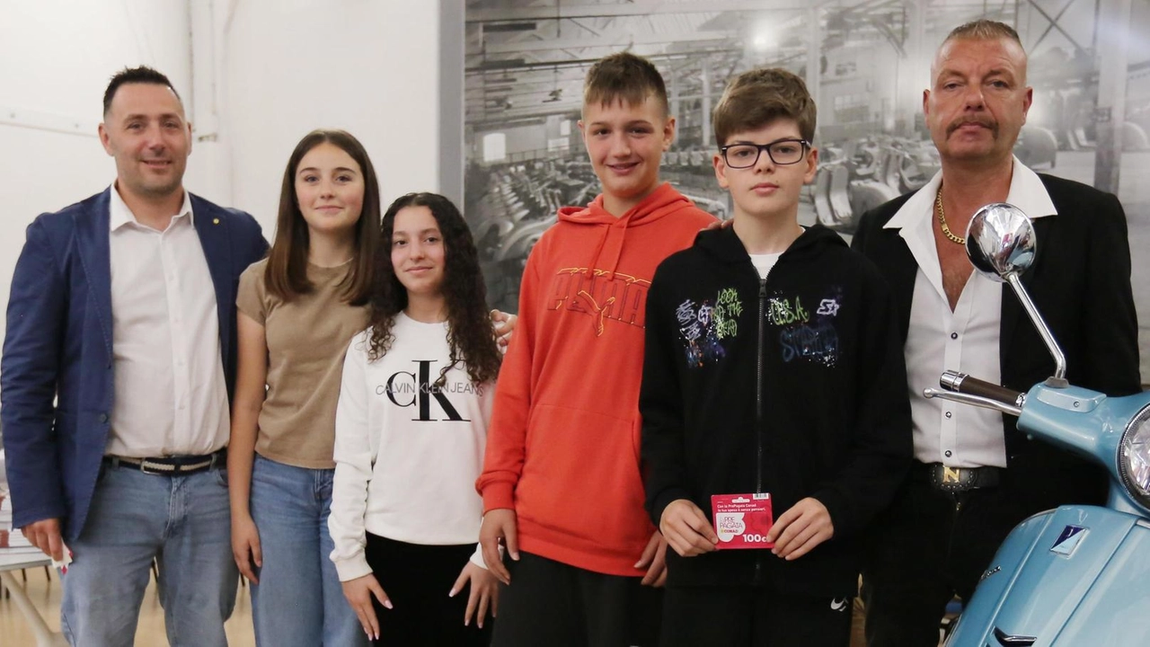 Bandiere con il Pegaso alato dalla Regione, presente alla cerimonia con il presidente del consiglio Antonio Mazzeo. Tablet e buoni spesa. E ancora libri, cartine, pubblicazioni, portachiavi, penne e bloc notes, piccoli bluetouth per ascoltare la musica, targhe e astucci. Bandiere con il Pegaso alato dalla Regione, presente alla cerimonia con il presidente del consiglio Antonio Mazzeo. Tablet e buoni spesa. E ancora libri, cartine, pubblicazioni, portachiavi, penne e bloc notes, piccoli bluetouth per ascoltare la musica, targhe e astucci.