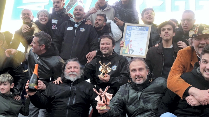 Carlo e Lorenzo Lombardi festeggiano sul palco con tutto lo staff (Foto Umicini)