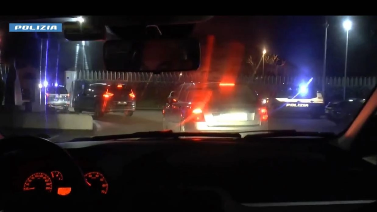Un momento dell’operazione condotta dalla squadra mobile ternana Un momento dell’operazione condotta dalla squadra mobile ternana
