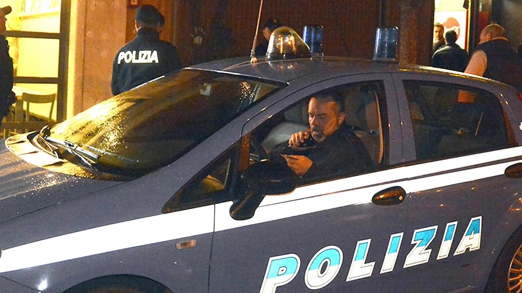 Su luogo della rissa è intervenuta la squadra Volanti della Questura di Grosseto, che. ha raccolto le. segnalazioni da parte. di alcuni cittadini Su luogo della rissa è intervenuta la squadra Volanti della Questura di Grosseto, che. ha raccolto le. segnalazioni da parte. di alcuni cittadini