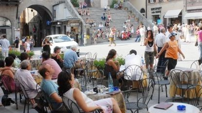 La giunta comunale ha dato l’ok all’atto d’indirizzo per la consultazione tra abitanti ed esercenti il Comune intende mantenere e rafforzare le relazioni fra tutte le componenti che animano la città.