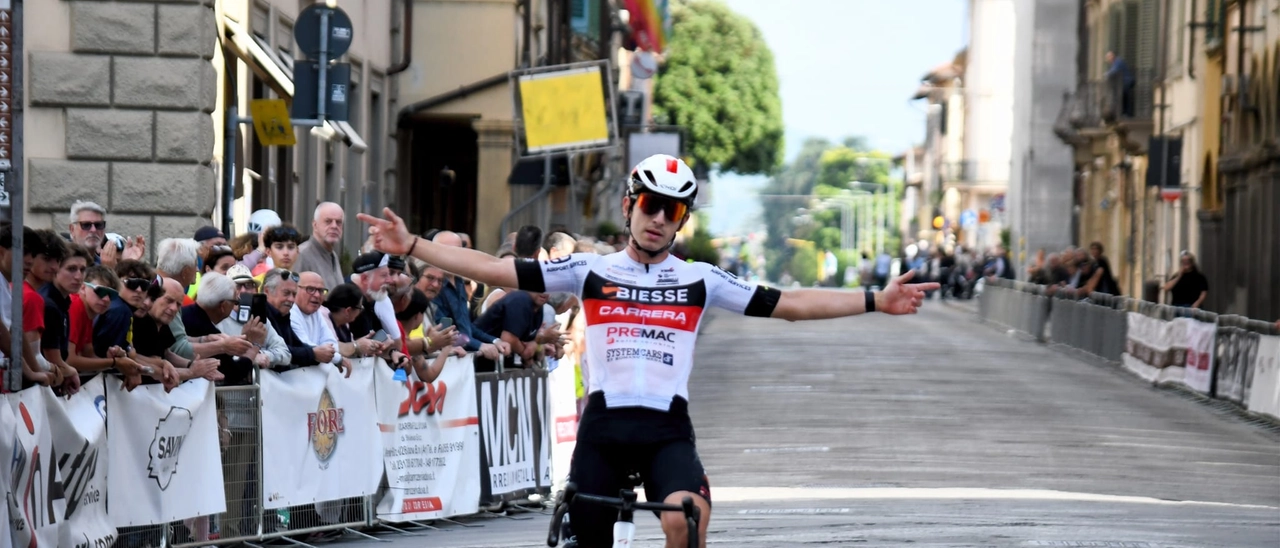 Ciclismo, uno straordinario Tommaso Dati vince a San Giovanni Valdarno