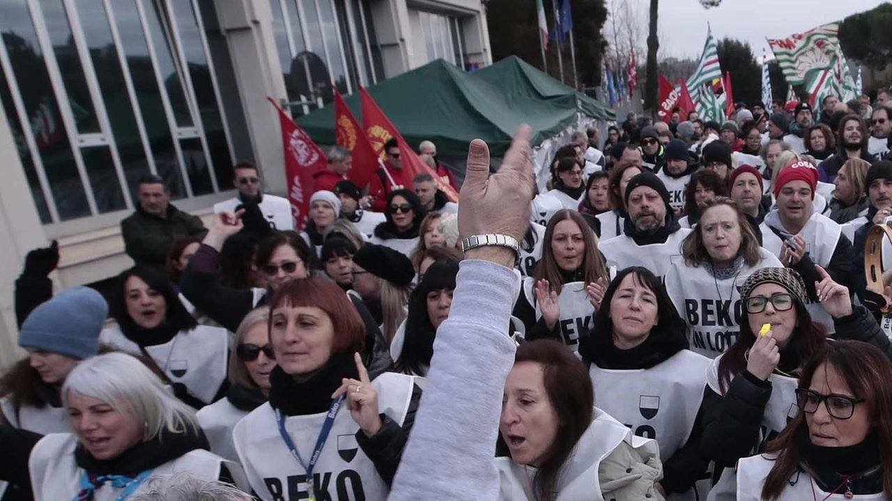 Nuovo corteo ieri dal sito di viale Toselli alla stazione. La solidarietà del sindaco e l’invito del rettore Nuovo corteo ieri dal sito di viale Toselli alla stazione. La solidarietà del sindaco e l’invito del rettore