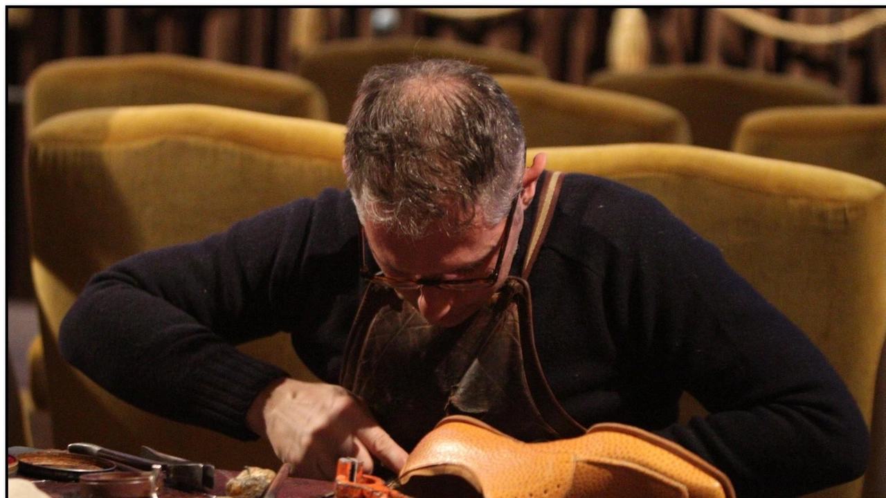 Fra le figure professionali più ricercate quella che riguardano il mondo della pelletteria: dagli addetti al banco agli esperti di taglio, macchine e colore Fra le figure professionali più ricercate quella che riguardano il mondo della pelletteria: dagli addetti al banco agli esperti di taglio, macchine e colore