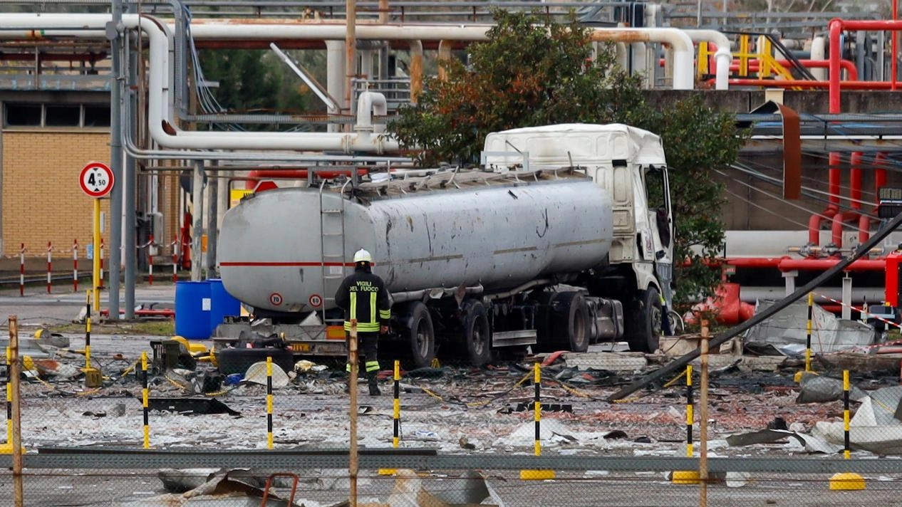Tragedia al deposito Eni di Calenzano: esplosione causata da vapori di carburante. Indagini per disastro colposo. Tragedia al deposito Eni di Calenzano: esplosione causata da vapori di carburante. Indagini per disastro colposo.