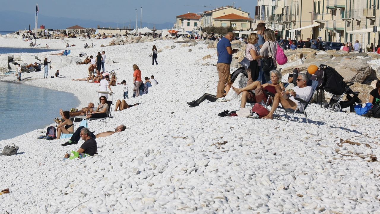 Telo da mare e costume alle spiagge di Ghiaia di Marina di Pisa, prima o dopo aver curiosato tra le bancarelle del mercatino lungomare Telo da mare e costume alle spiagge di Ghiaia di Marina di Pisa, prima o dopo aver curiosato tra le bancarelle del mercatino lungomare