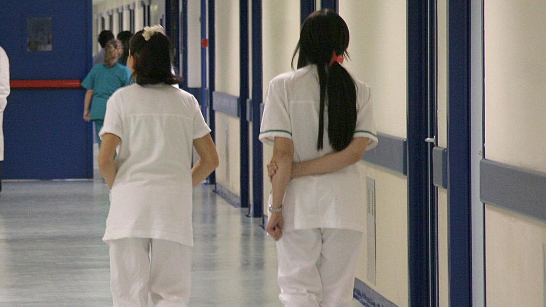 “Ho cambiato ospedale, sarebbe morto”. Ha una grave infezione e lo dimettono, l’Asl telefona alla moglie e si scusa “Ho cambiato ospedale, sarebbe morto”. Ha una grave infezione e lo dimettono, l’Asl telefona alla moglie e si scusa