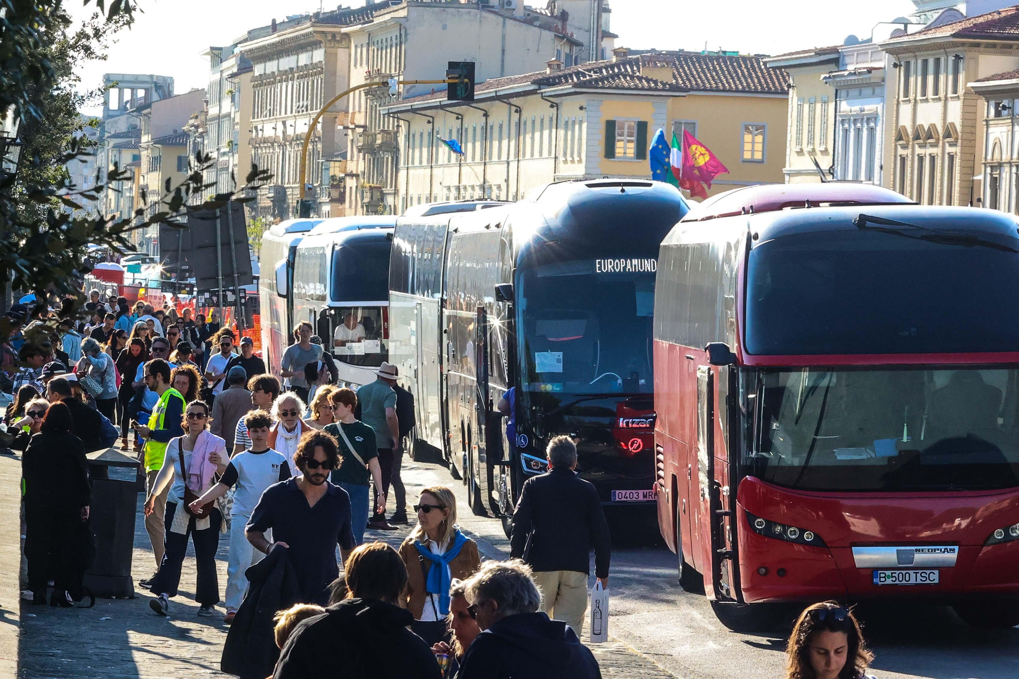 Via i bus turisti dal lungarno Pecori Giraldi, da luglio si fermeranno alle Cascine