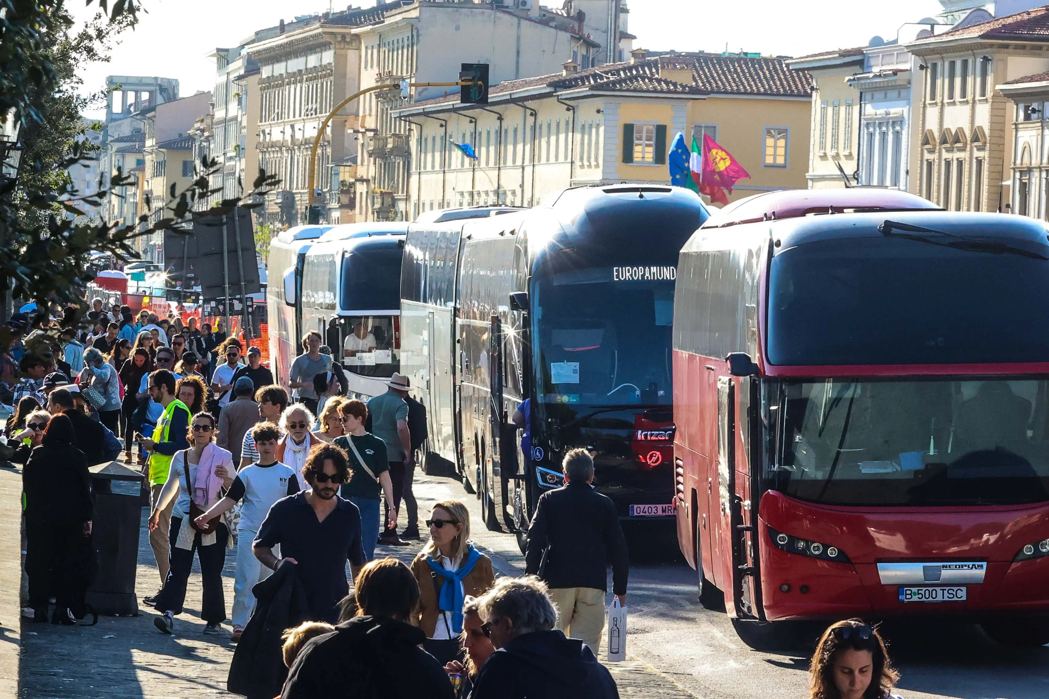 Via i bus turisti dal lungarno Pecori Giraldi, da luglio si fermeranno alle Cascine
