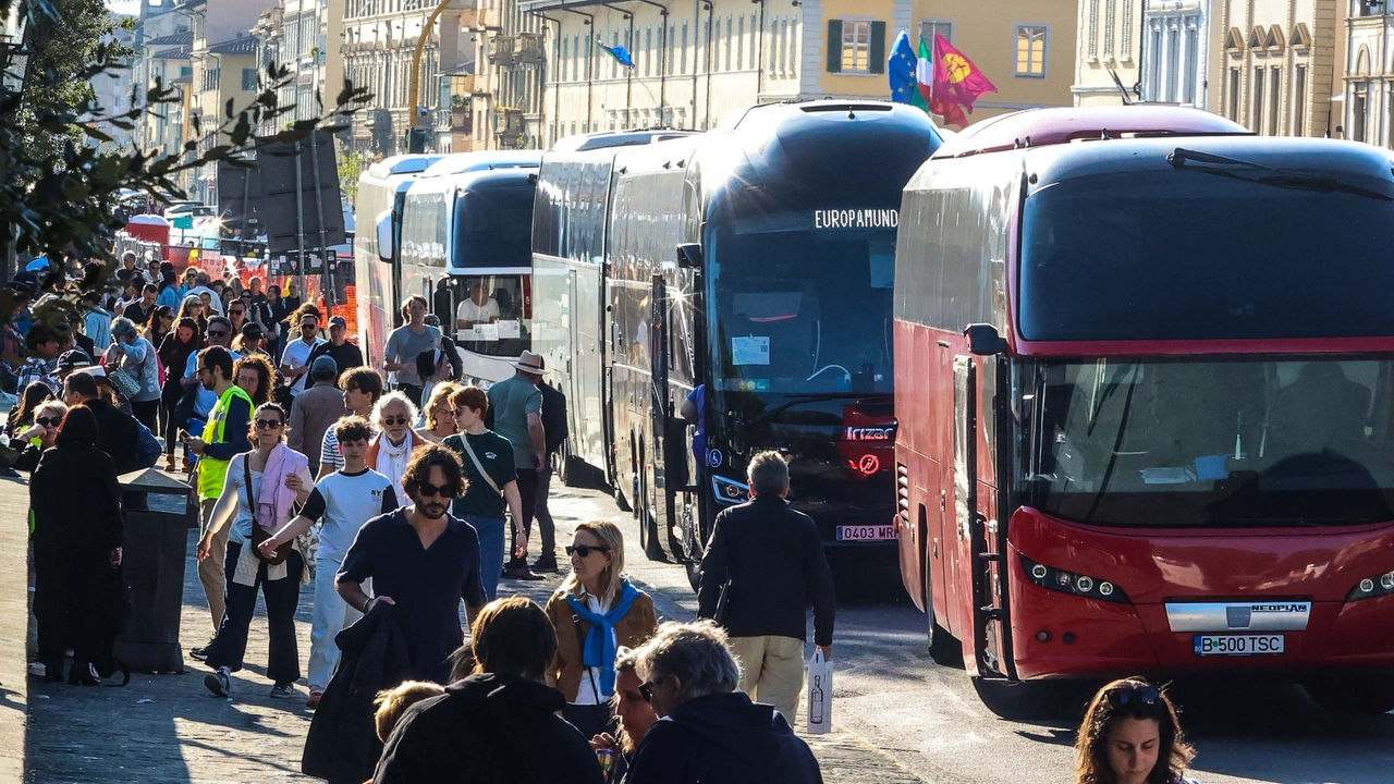 Addio ai bus turistici in Lungarno Pecori Giraldi (Foto NewPressPhoto)
