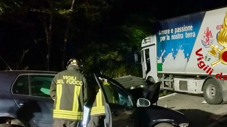 Americo Paoletti, 69 anni, residente a Roma, è deceduto in un violento incidente lungo la statale Tre Valli. Coinvolto in un frontale con un autocarro, è stato estratto dalle lamiere ma purtroppo non è sopravvissuto. La strada è stata chiusa per le indagini. Americo Paoletti, 69 anni, residente a Roma, è deceduto in un violento incidente lungo la statale Tre Valli. Coinvolto in un frontale con un autocarro, è stato estratto dalle lamiere ma purtroppo non è sopravvissuto. La strada è stata chiusa per le indagini.