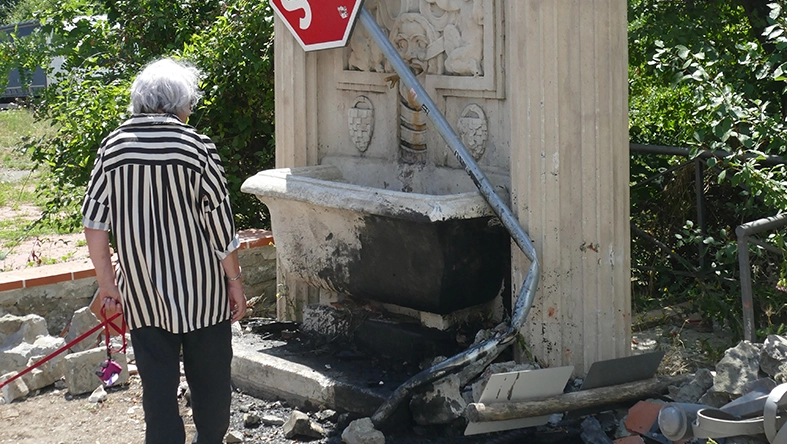 L'iconica Fontana del Campari è stata gravemente danneggiata a causa di un incidente L'iconica Fontana del Campari è stata gravemente danneggiata a causa di un incidente