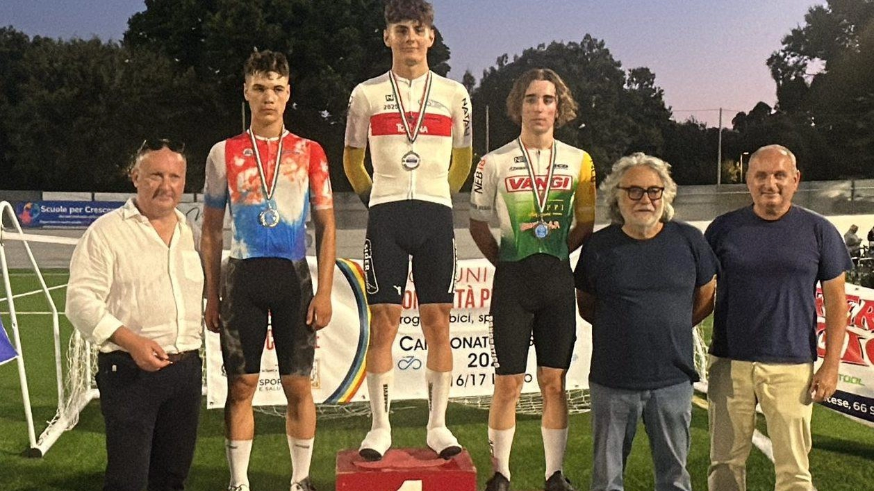Marco Migheli sul podio dopo aver conquistato il titolo di campione toscano allievi al velodromo delle Cascine a Firenze