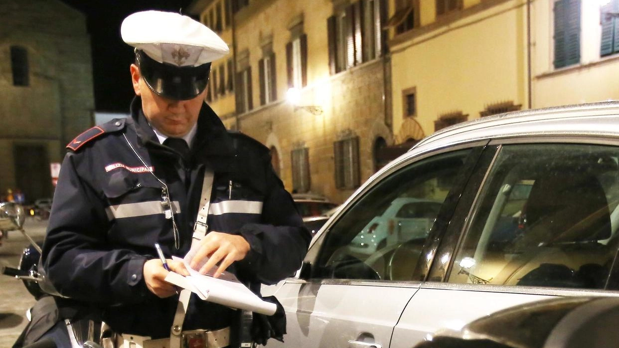 Un’auto in divieto di sosta in una strada dell’Oltrarno Un’auto in divieto di sosta in una strada dell’Oltrarno