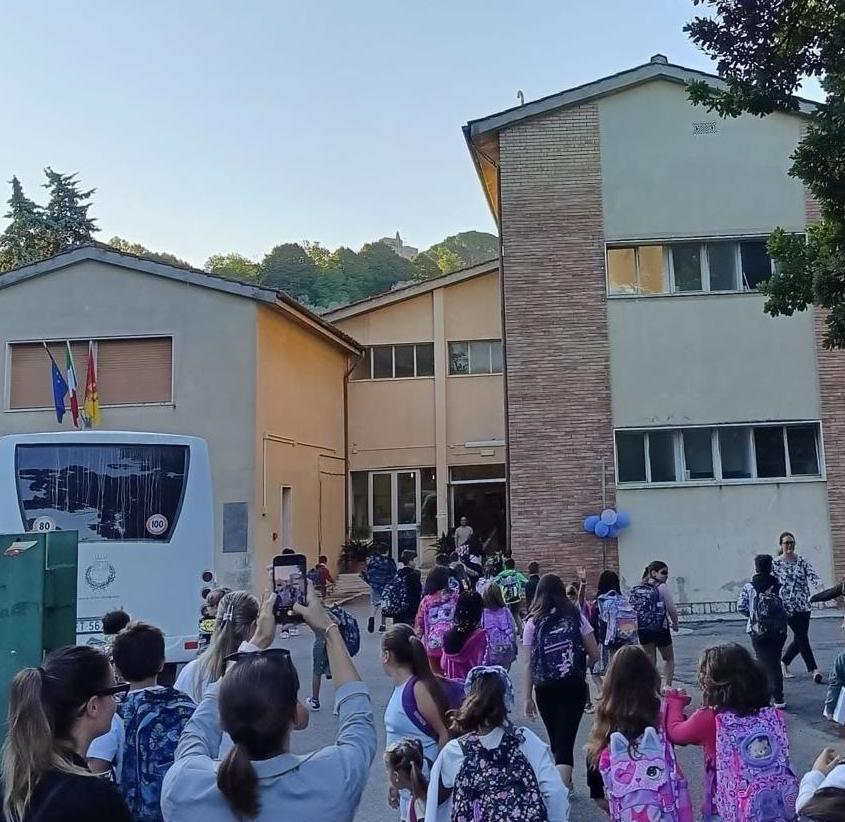 https://www.lanazione.it/image-service/view/acePublic/alias/contentid/MzlmYTljYmUtOTg2ZS00/0/in-423-sui-banchi-di-scuola.jpeg?f=1.90:1&w=1200