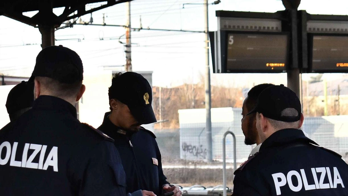 Un sopralluogo della polizia alla stazione Un sopralluogo della polizia alla stazione