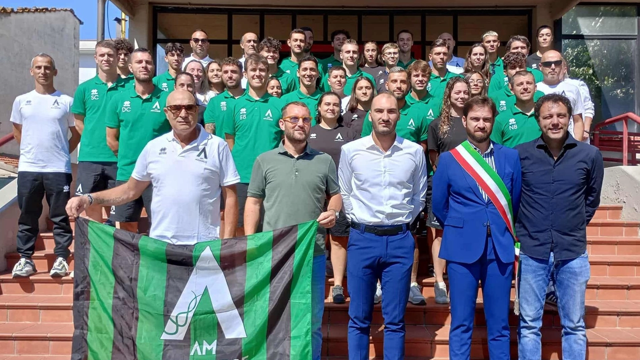 Applausi in Comune per i neroverdi: l’obiettivo è il salto in Promozione. Il sindaco Benesperi: "la Serie D ci è stata portata via, tutti sanno come...". Applausi in Comune per i neroverdi: l’obiettivo è il salto in Promozione. Il sindaco Benesperi: "la Serie D ci è stata portata via, tutti sanno come...".